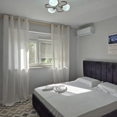 Mosaic Cane 2 Apartment