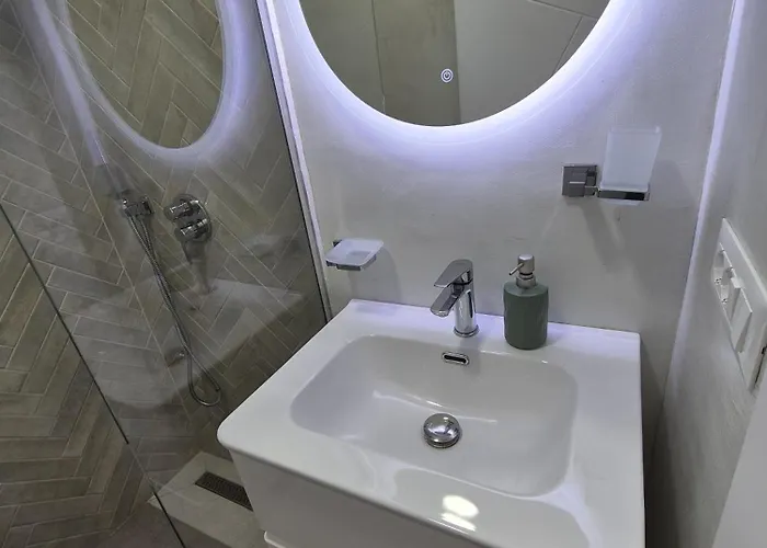 Apartment Mosaic Cane 2 *